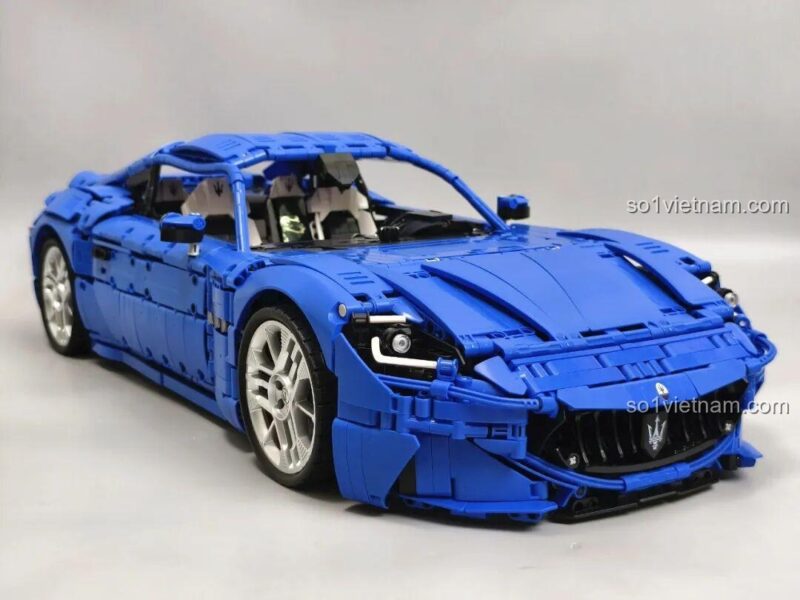 Mô hình xe Maserati GranTurismo Reobrix 11010 hoàn thiện, góc nhìn 3/4 phía trước, thể hiện vẻ đẹp của siêu xe, đồ chơi mô hình 5480 chi tiết.
