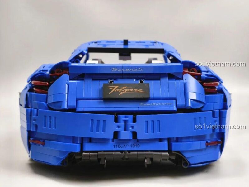Mô hình xe Maserati GranTurismo Reobrix 11010 hoàn thiện, nhìn từ phía sau, thể hiện biển số và cánh gió, siêu xe lắp ghép 5480 chi tiết.