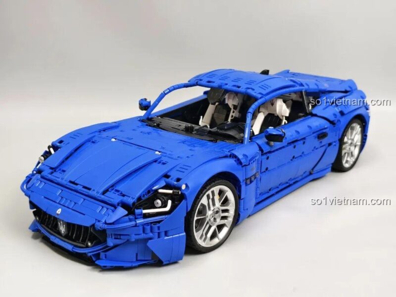Mô hình xe Maserati GranTurismo Reobrix 11010 hoàn thiện, nhìn từ trên xuống, thể hiện tổng thể thiết kế, đồ chơi mô hình 5480 chi tiết.