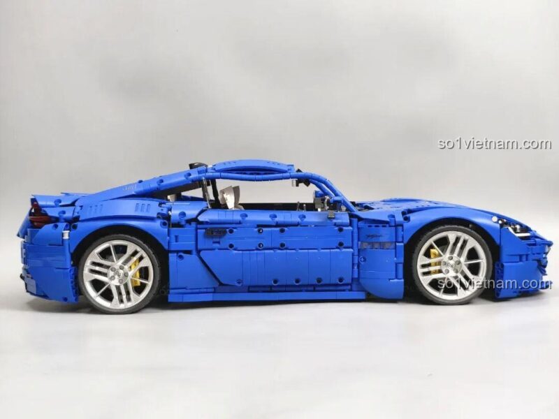Mô hình xe Maserati GranTurismo Reobrix 11010 hoàn thiện, góc nhìn bên hông, thể hiện đường nét mượt mà của siêu xe, chất lượng cao.