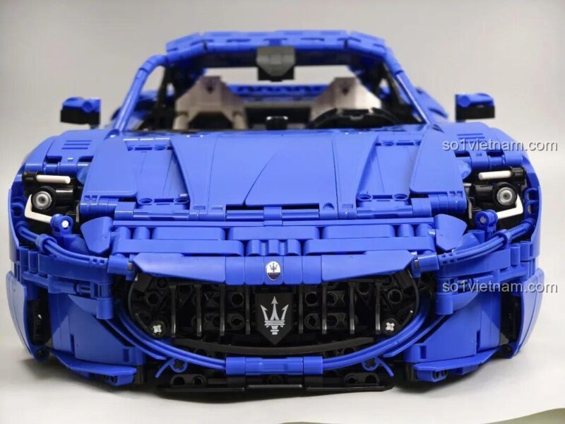 Minifigure "MAX" bên cạnh bộ lắp ghép Reobrix 11010 Maserati GranTurismo, thể hiện sự hài lòng của người chơi với mô hình xe thể thao.