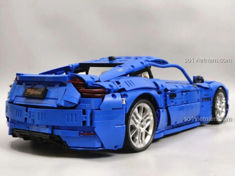 Mô hình xe Maserati GranTurismo Reobrix 11010 hoàn thiện, góc nhìn 3/4 phía sau, chi tiết đèn hậu và logo, đồ chơi mô hình 5480 mảnh.