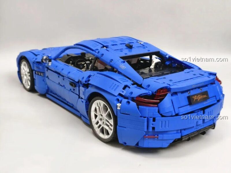 Mô hình xe Maserati GranTurismo Reobrix 11010 hoàn thiện, góc nhìn bên hông khác, thể hiện sự cân đối và tỉ lệ 1:8, đồ chơi mô hình chất lượng cao.