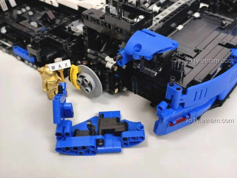Các tấm vỏ ngoài của bộ lắp ghép Reobrix 11010 Maserati GranTurismo, thiết kế tỉ mỉ để tái tạo đường nét siêu xe, đồ chơi mô hình 5480 mảnh.