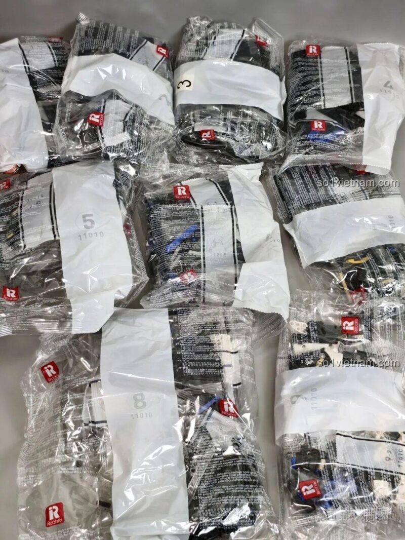 Bánh xe và các linh kiện của bộ lắp ghép Reobrix 11010 Maserati GranTurismo, chi tiết tinh xảo, chất lượng tốt, phù hợp con trai 14 tuổi.