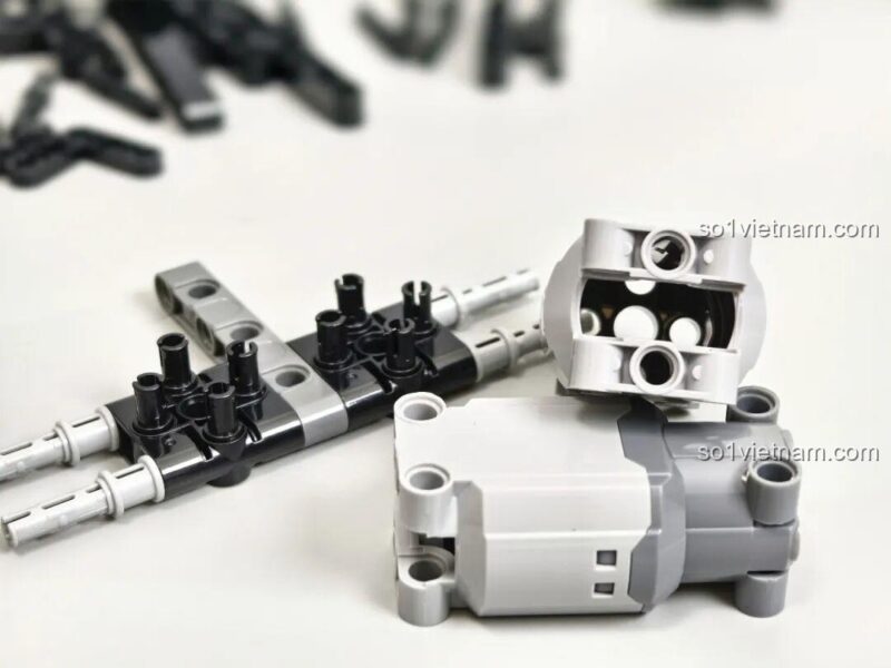 Các thanh Technic dài của bộ lắp ghép Reobrix 11010 Maserati GranTurismo, tạo khung gầm chắc chắn cho mô hình xe thể thao.