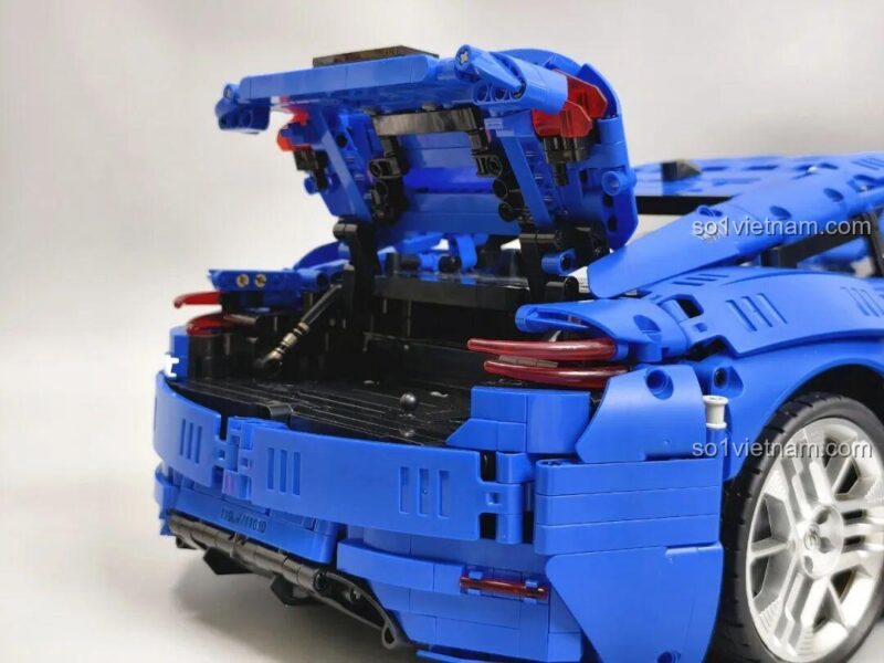 Khoang chứa pin trong cốp sau của bộ lắp ghép Reobrix 11010 Maserati GranTurismo, sẵn sàng cho việc nâng cấp động cơ pin, đồ chơi mô hình 5480 mảnh.