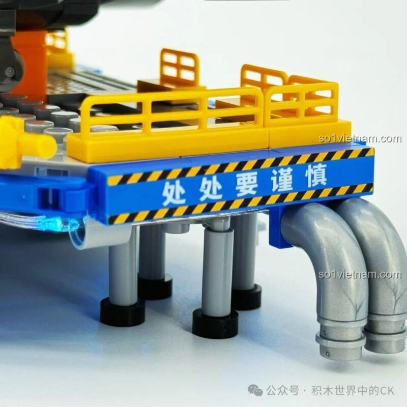 đồ chơi mô hình Sembo 202256 Dây Chuyền Sản Xuất Máy Bay Chiến Đấu J-20, chi tiết nền tảng với dòng chữ '处处要谨慎' (Cẩn thận mọi lúc mọi nơi), chi tiết cao, phù hợp bé trai 6 tuổi
