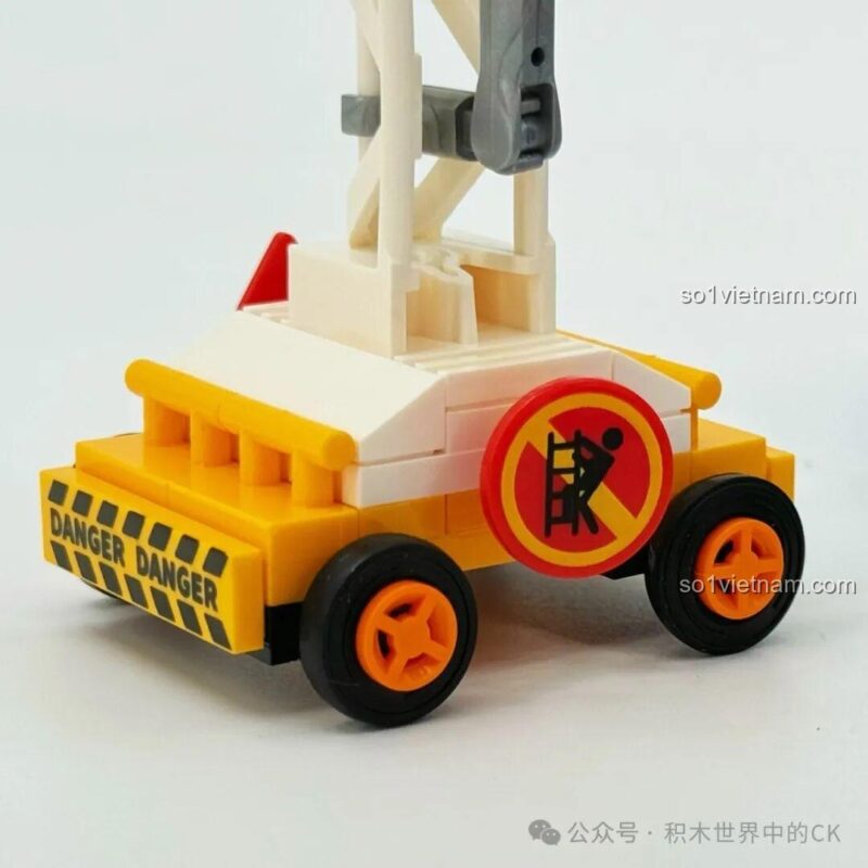 Dây Chuyền Sản Xuất Máy Bay Chiến Đấu J-20 Sembo 202256, xe cần cẩu nhỏ với biển báo 'DANGER', mô hình quân sự, kích thích tư duy cho bé trai 6 tuổi