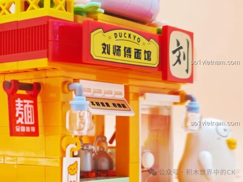 Góc nhìn phía sau đồ chơi xây dựng Mô hình Quán Mì, Cửa hàng Mì Vịt Lưu 18 độc đáo