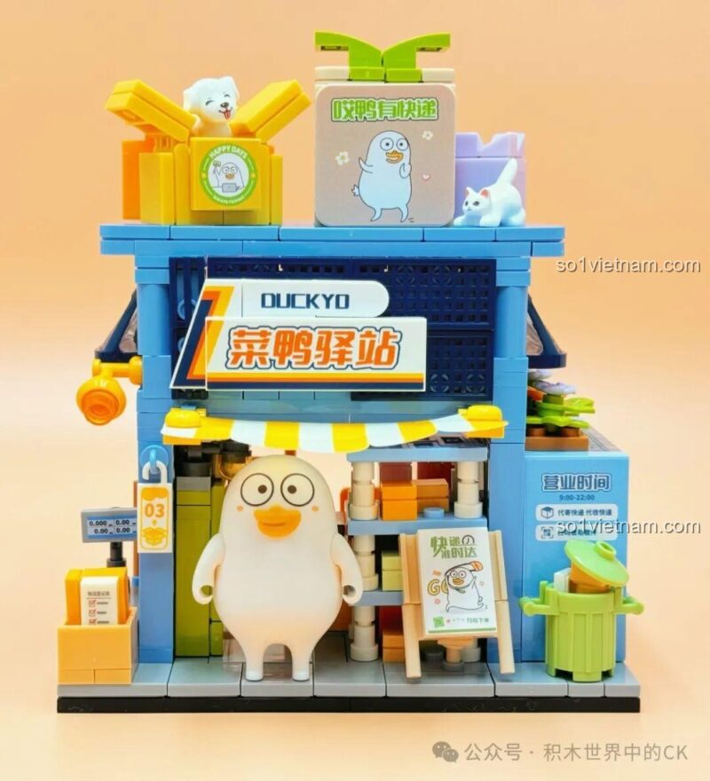 Cận cảnh mặt trước mô hình Trạm Vịt Tân Binh SEMBO 612019, chi tiết bảng hiệu, mái hiên sọc vàng trắng, đồ chơi mô hình cửa hàng tiện lợi vịt Lưu, giá tốt