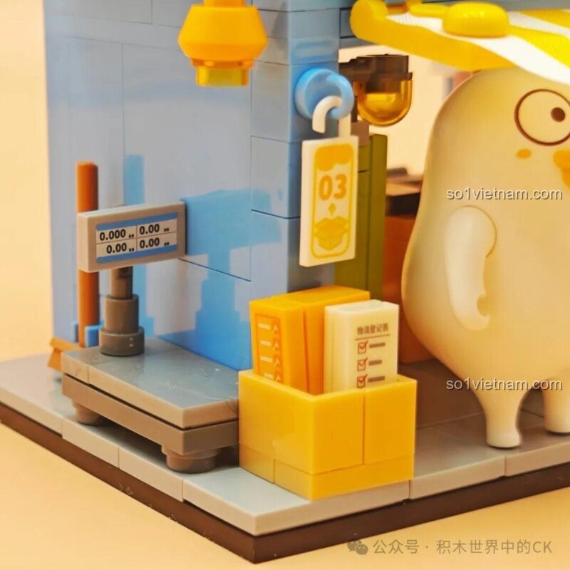 Chi tiết cân điện tử và thùng hàng bên hông mô hình Trạm Vịt Tân Binh SEMBO 612019, đồ chơi mô hình cửa hàng tiện lợi vịt Lưu, phát triển tư duy cho bé gái