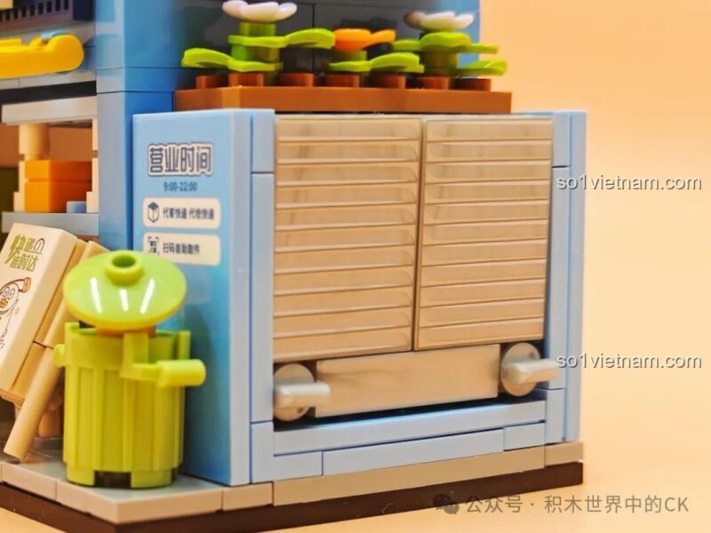 Chi tiết cửa cuốn phía sau mô hình Trạm Vịt Tân Binh SEMBO 612019, đồ chơi xây dựng với các tính năng tương tác, phù hợp bé gái 6 tuổi