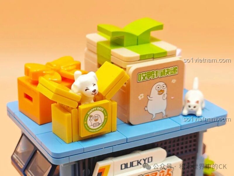 Chi tiết mái nhà của mô hình Trạm Vịt Tân Binh SEMBO 612019 với các hộp quà và mèo con, đồ chơi xây dựng sáng tạo, phù hợp bé gái 6 tuổi
