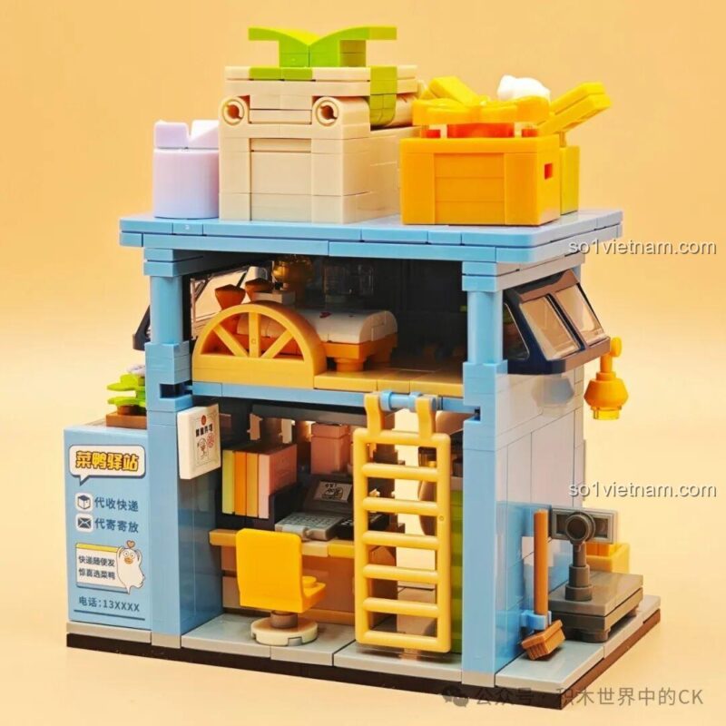 Mặt sau của mô hình Trạm Vịt Tân Binh SEMBO 612019, chi tiết cửa cuốn và bảng giờ mở cửa, đồ chơi xây dựng sáng tạo cho bé gái 6 tuổi