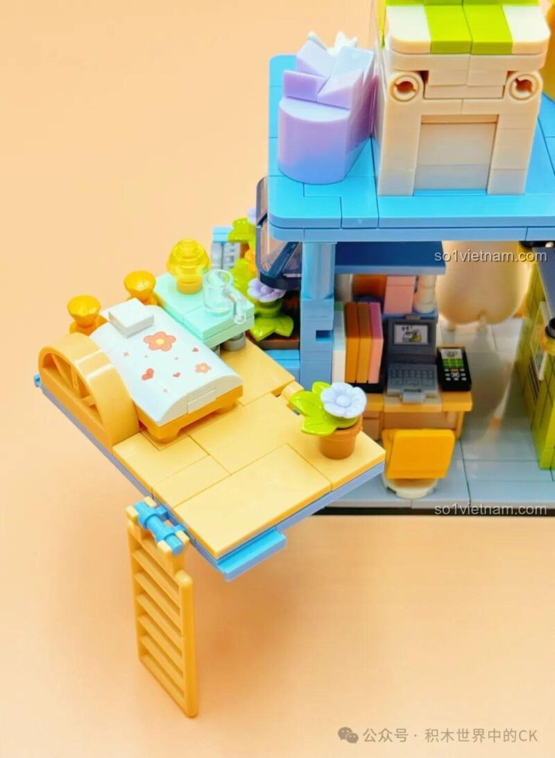 Nội thất phòng ngủ của Vịt Lưu bên trong mô hình Trạm Vịt Tân Binh SEMBO 612019, thiết kế hai mặt độc đáo, đồ chơi mô hình cửa hàng tiện lợi vịt Lưu
