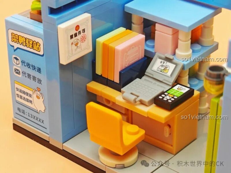 Góc nhìn khác của nội thất văn phòng mô hình Trạm Vịt Tân Binh SEMBO 612019, chi tiết bàn làm việc, ghế xoay, đồ chơi lắp ghép cho bé gái 6 tuổi