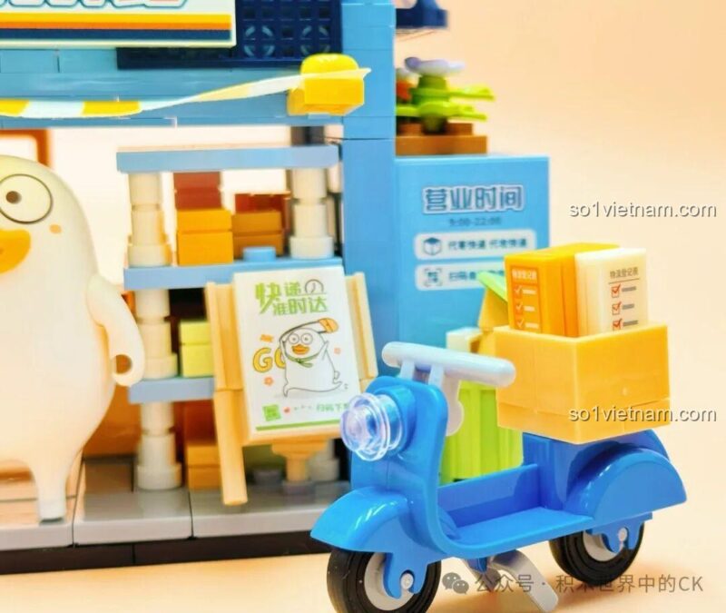 Xe máy giao hàng màu xanh đi kèm bộ lắp ghép SEMBO 612019 Trạm Vịt Tân Binh, phụ kiện đáng yêu cho mô hình cửa hàng tiện lợi vịt Lưu, bé gái 6 tuổi