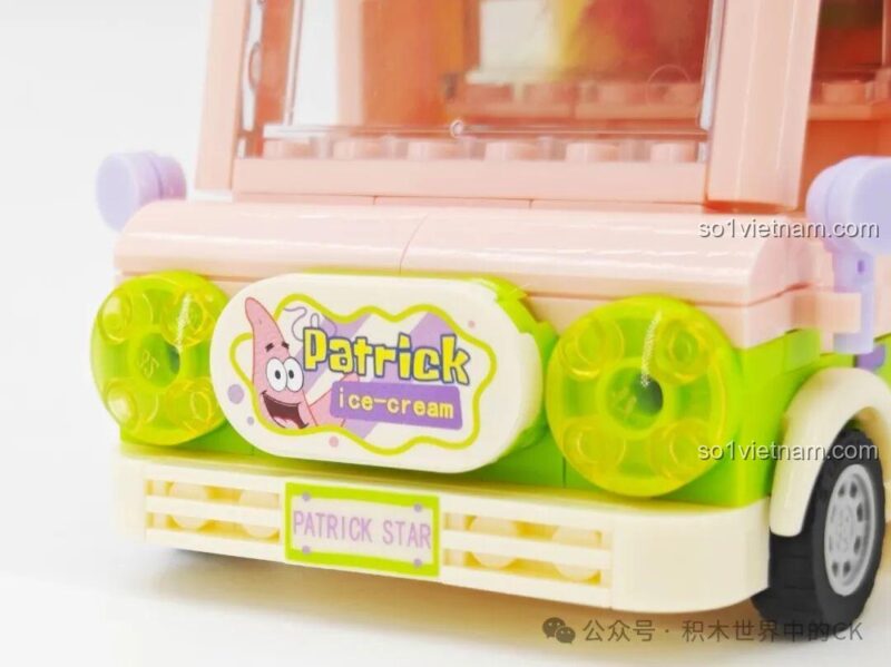 Cận cảnh bên hông mô hình xe kem Patrick Star từ bộ lắp ghép SEMBO 612218 Xe Kem Ngọt Ngào Patrick Star SpongeBob, đồ chơi xây dựng cho bé gái.