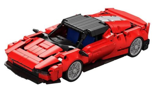 Ảnh chụp chéo từ phía trước của bộ lắp ghép Siêu xe Ferrari SP4 Sembo 715305 màu đỏ, một món đồ chơi mô hình giá rẻ dành cho con trai 6 tuổi.