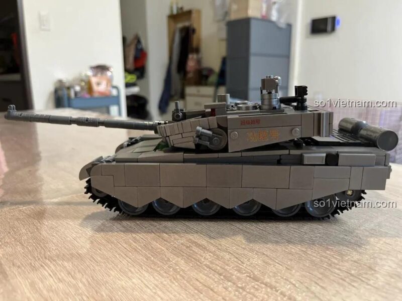 Cận cảnh một bên của mô hình xe tăng ZTZ-99AS Sluban M38-B1234