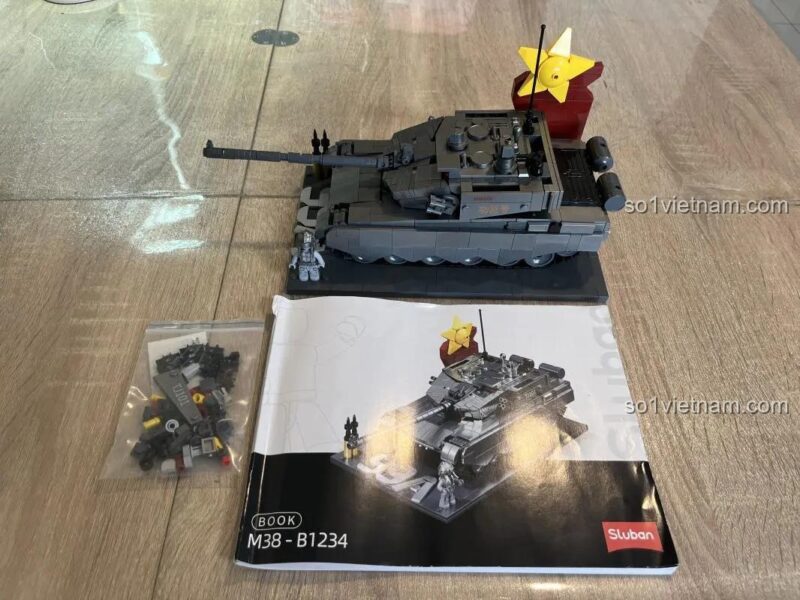 Ảnh review người dùng chụp mô hình xe tăng ZTZ-99AS Sluban M38-B1234