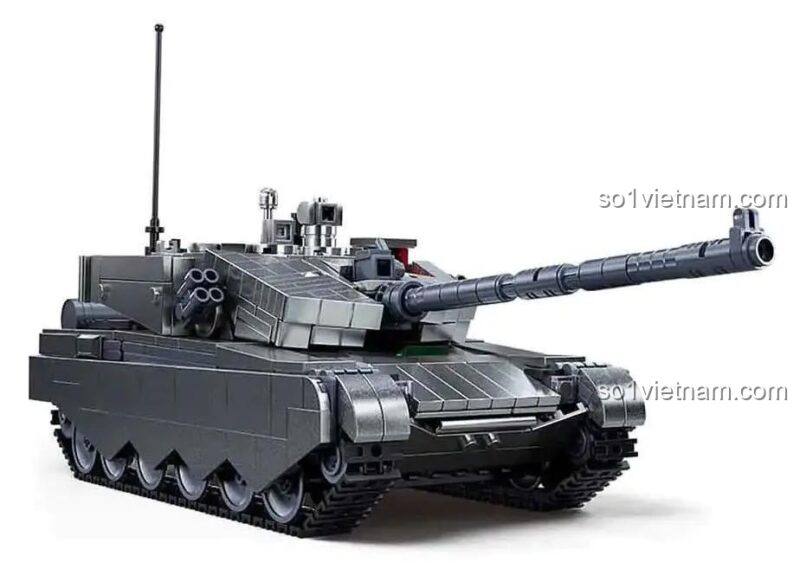 Nhìn ngang của mô hình xe tăng ZTZ-99AS Sluban M38-B1234, thể hiện thiết kế chi tiết