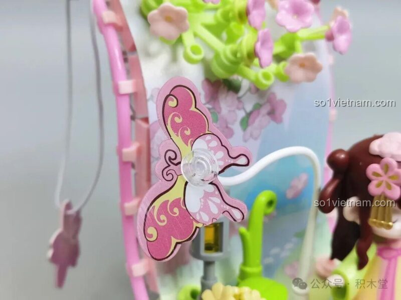 Chi tiết cánh bướm bằng giấy được gắn khéo léo, tạo cảm giác đang bay lượn trong khung cảnh mùa xuân nên thơ.