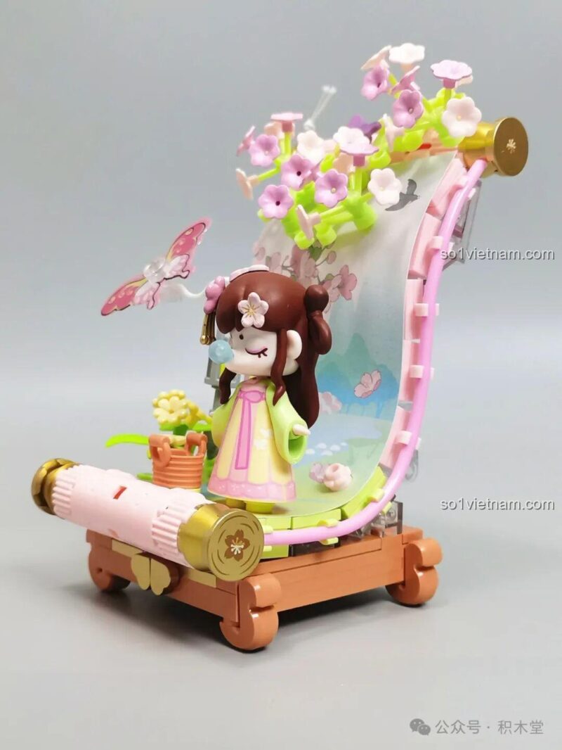 Góc nhìn nghiêng bên phải của đồ chơi mô hình TOP TOY, khoe trọn vẹn vẻ đẹp của Nanci và cảnh xuân.
