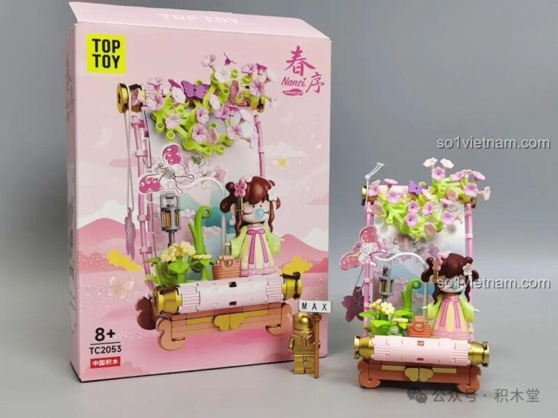 Sản phẩm hoàn thiện đặt cạnh hộp, cho thấy sự tương đồng giữa hình ảnh và mô hình thực tế của bộ lắp ghép Nanci du xuân.
