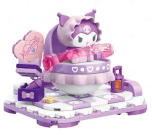Mô hình lắp ghép Kuromi màu tím hồng pastel, thiết kế giường lắc lư, có chữ Kuromi trên thanh ngang