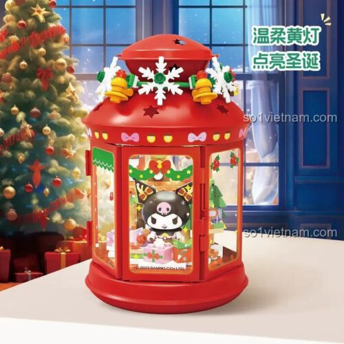 Hình ảnh đồ chơi mô hình Ngôi nhà điều ước của Kuromi đặt trong bối cảnh Giáng sinh ấm cúng, có đèn LED vàng dịu. Sản phẩm giá tốt cho mùa lễ hội.