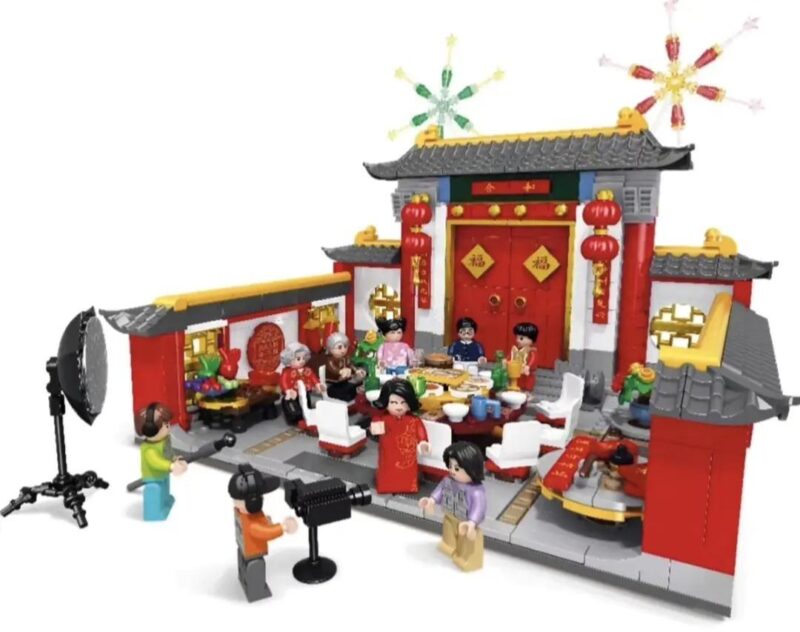 Bộ lắp ghép Trung Quốc 301163 Bữa tối giao thừa tái hiện cảnh quay phim ngày Tết, gia đình sum họp, bữa ăn ngày Tết, với 1337 mảnh ghép, phù hợp cho bé 6 tuổi.
