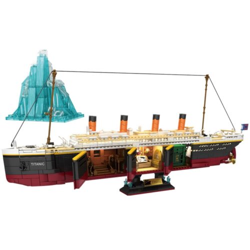 Ảnh chụp bộ lắp ghép Tàu Titanic 66010 với thiết kế mặt cắt thấy nội thất và tảng băng trôi. Món quà giá rẻ cho con trai 8 tuổi.