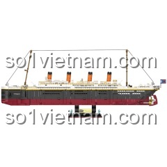 Ảnh chụp đồ chơi mô hình Con tàu Titanic huyền thoại mã 66010 từ bên hông, thể hiện đầy đủ chiều dài và chi tiết. Chất lượng tương đương LEGO®.