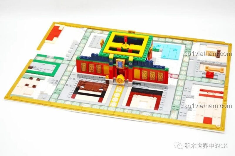Nền bàn cờ của Đồ chơi mô hình Chân Hoàn Truyện Wekki 518001 đang trong quá trình lắp ráp, thể hiện cấu trúc cơ bản của cung điện.