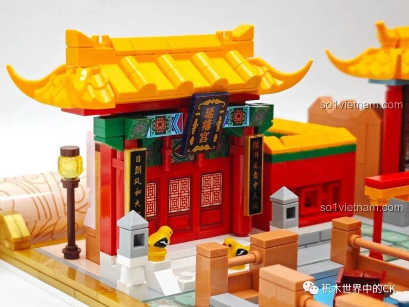 Sân vườn với hoa và hồ nước nhỏ trong Bộ đồ chơi Cung điện Wekki 518001, tạo không gian thơ mộng.