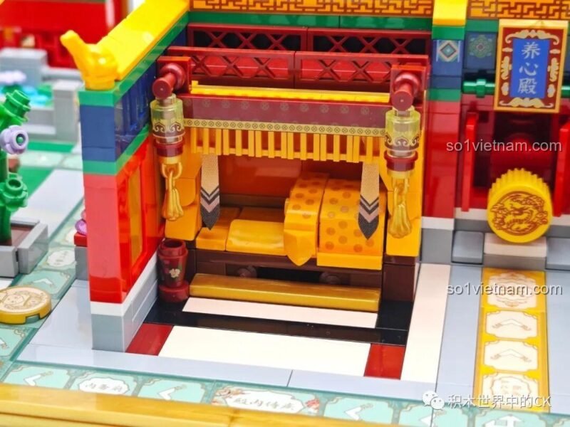 Mô hình cung điện của Bộ lắp ghép Cung đình 8001 Wekki nhìn từ góc chéo, với các chi tiết trang trí mái nhà và cột trụ.