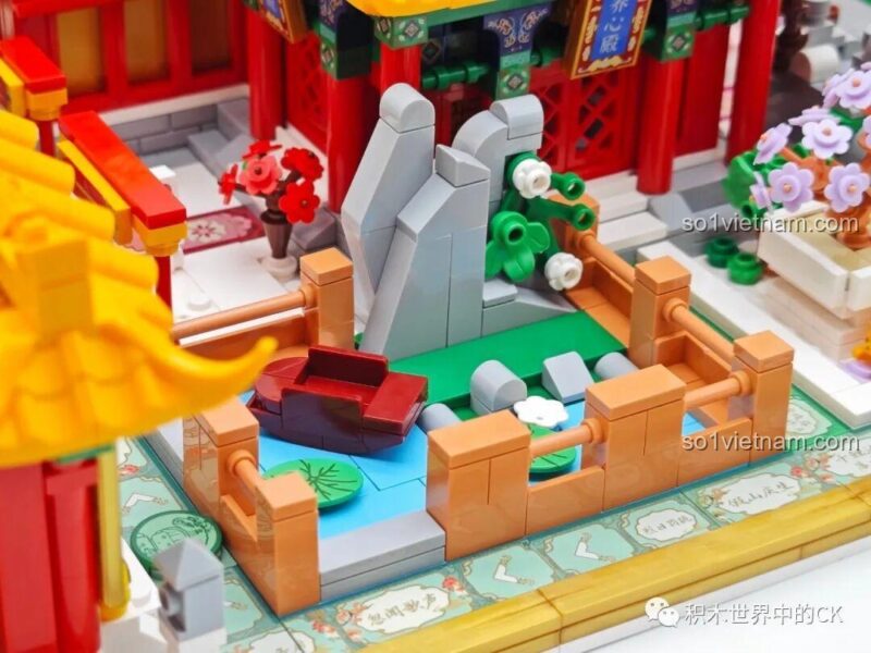 Mô hình cung điện của Xếp hình Trò chơi Chân Hoàn Truyện Wekki nhìn từ góc chéo, với các chi tiết trang trí mái nhà và cột trụ.
