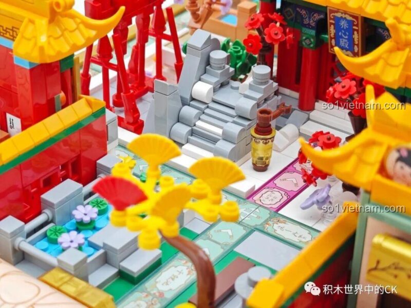 Cổng chính cung điện của Bộ lắp ghép Wekki 518001, với biển hiệu "Dưỡng Tâm Điện" và các chi tiết trang trí.