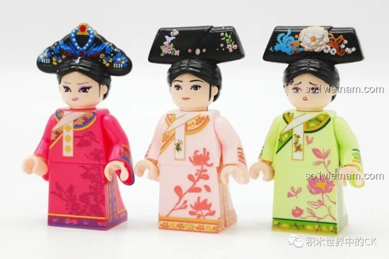 Mặt sau ba minifigure nữ của Board game Wekki 518001, với các phụ kiện tóc và trang sức tinh xảo.