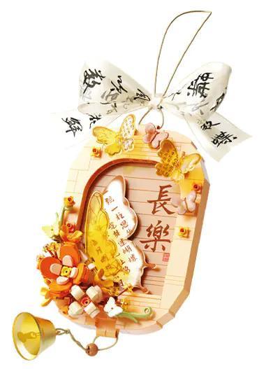 Ảnh chính diện bộ lắp ghép Vật phẩm treo tường Giai Điệu Bướm Vàng 802085 của Wonder Moon. Món đồ chơi trang trí cho con gái 14 tuổi, giá rẻ.