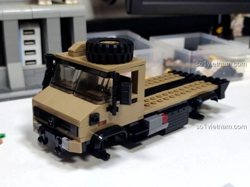 Cabin và sàn sau từ góc khác của đồ chơi mô hình Xe Địa Hình Unimog U4000 Xbert, cho con trai 14 tuổi, chất lượng cao