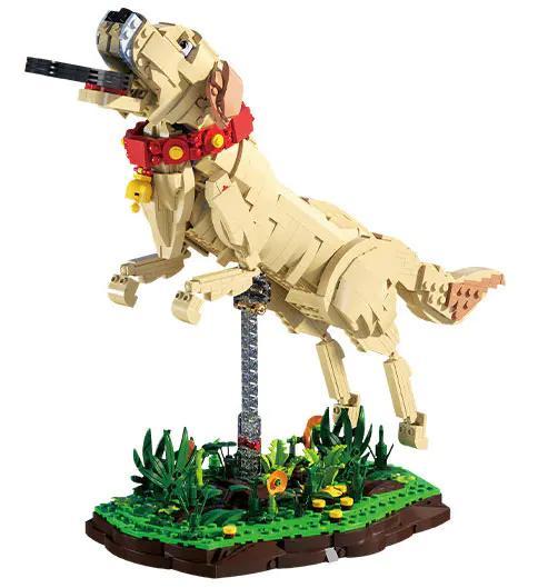 Mô hình hoàn thiện của bộ lắp ghép Mô hình chó Labrador Xbert 66060, thể hiện chú chó màu kem đang bay lên bắt đĩa bay, dành cho thanh niên 14 tuổi.