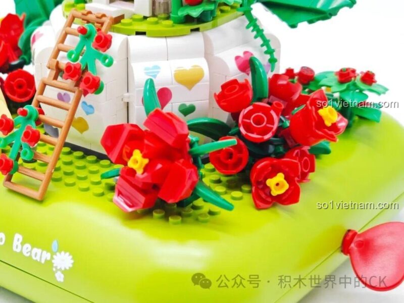 Chi tiết chim và cửa nhà trong bộ xếp hình Lễ hội âm nhạc rừng xanh ZHEGAO 663014, đồ chơi lắp ghép 3014.