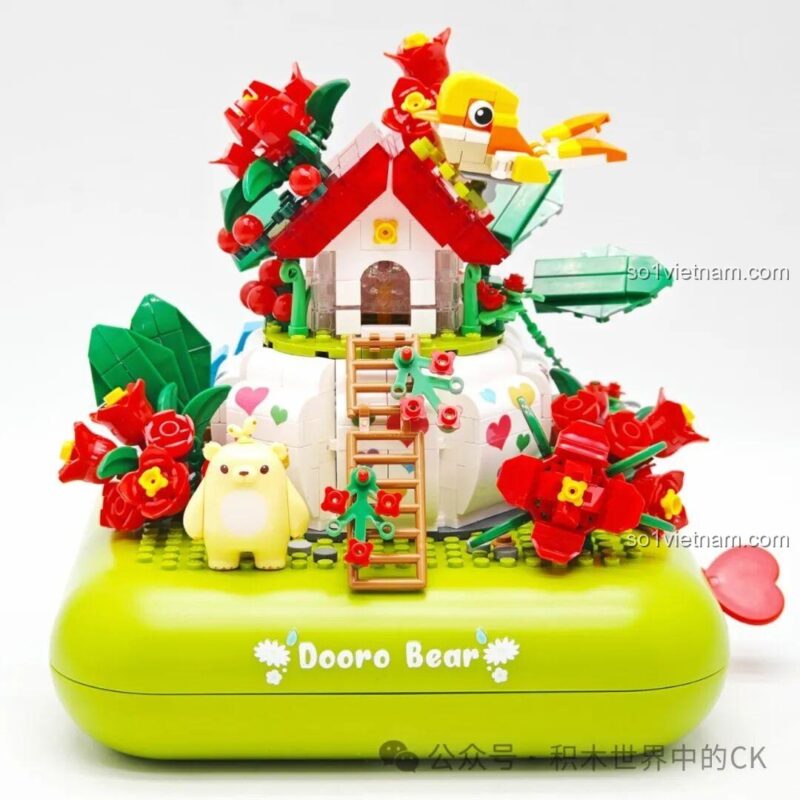 Logo Dooro Bear trên đế của bộ đồ chơi Lễ hội âm nhạc rừng xanh ZHEGAO 663014, đồ chơi lắp ghép Gấu mầm.