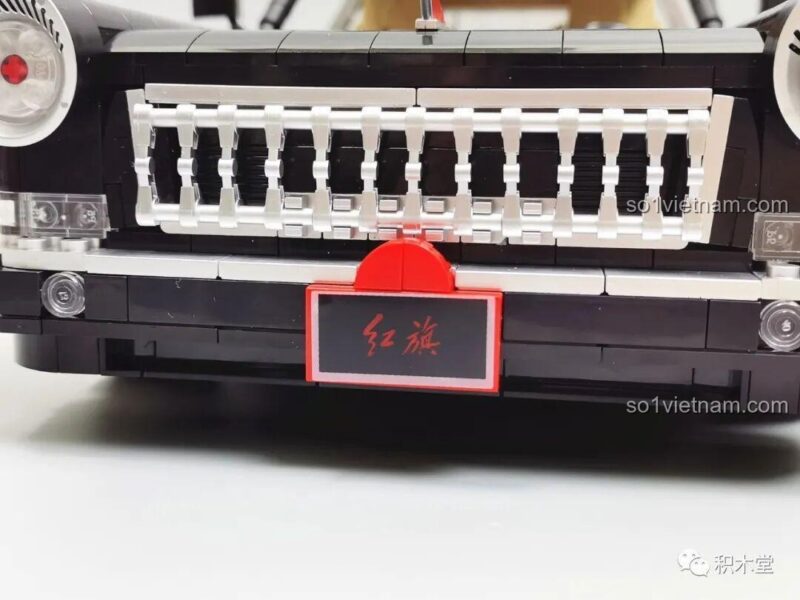 Mô hình Xe Lễ Tân CA7601 Zhimeng Tree T5043 nhìn từ dưới lên, chi tiết gầm xe, chất lượng tốt, cho con trai 16 tuổi.